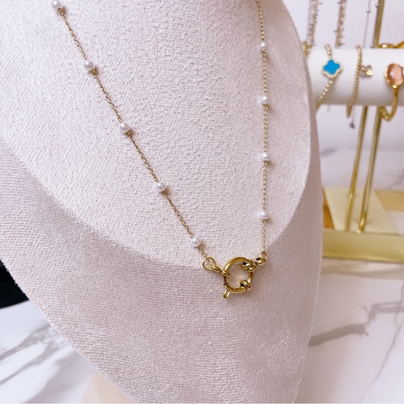 Elegant Gold and Pearl Necklace - Picture 3 of 4